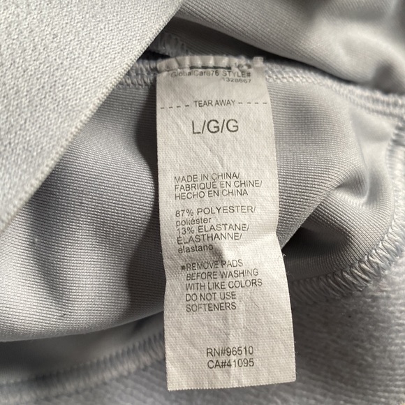 Under Armour black and white sports bra bundle - Picture 12 of 13